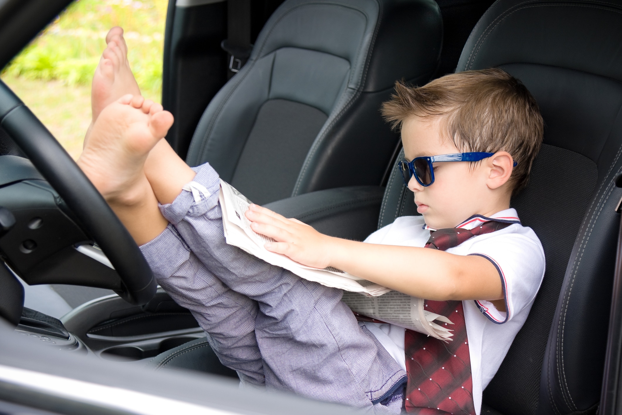 Можно читать в машине. Ребенок за рулем. Чтение в машине. Машины для мальчиков.
