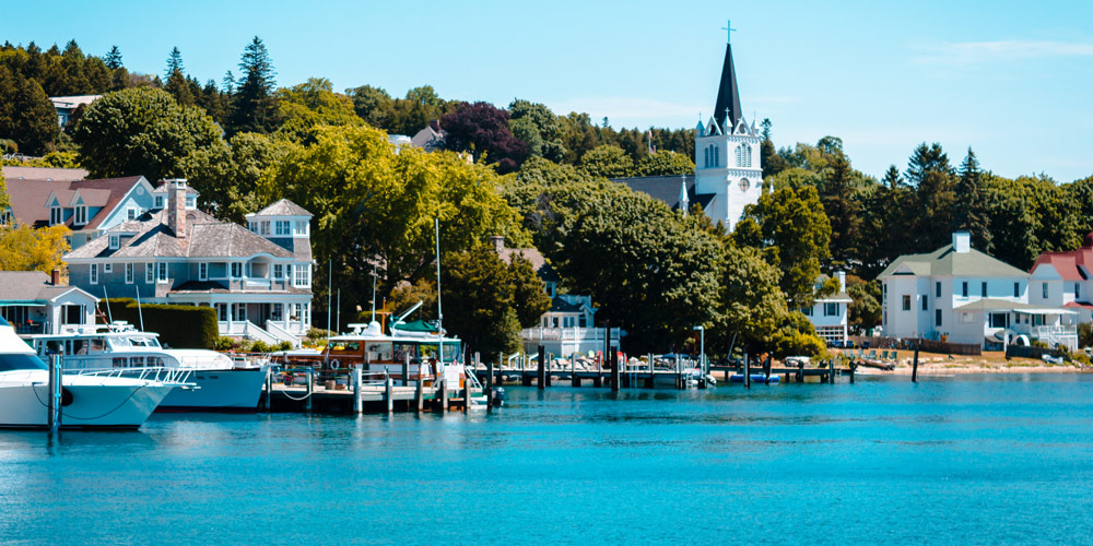 mackinac-island-lake-front-affordable-beach-towns