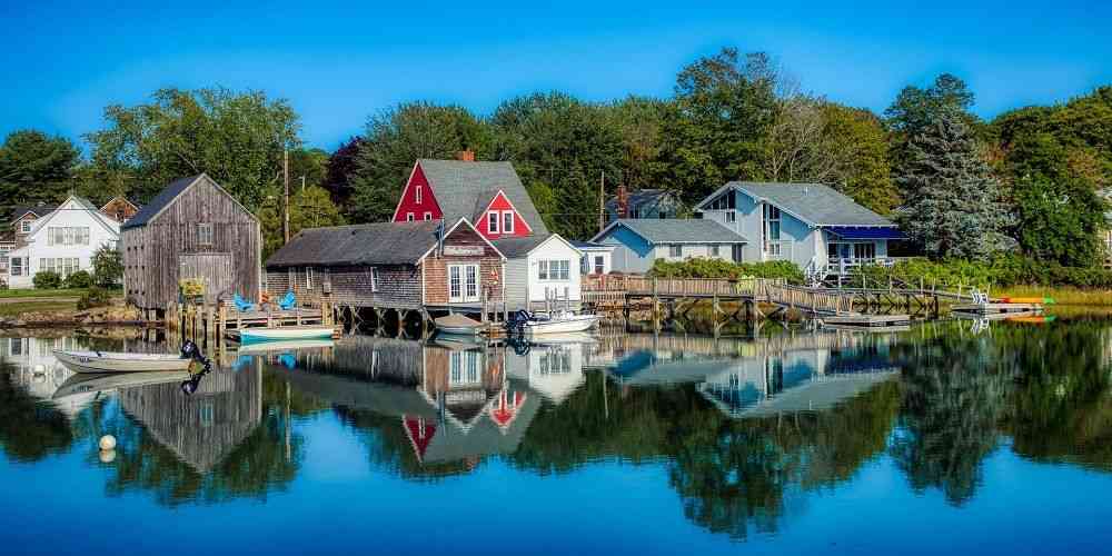 traditional-new-england-houses-overlooking-the-river-at-kennebunkport-maine-2022