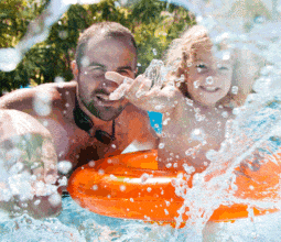 dad-and-child-in-splashing-in-swimming-pool