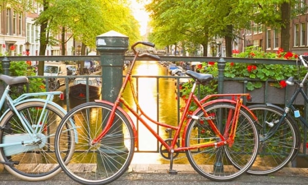 amsterdam-bikes-and-bridge