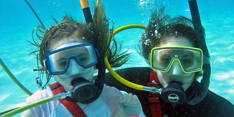 kids-diving-underwater-in-bermuda
