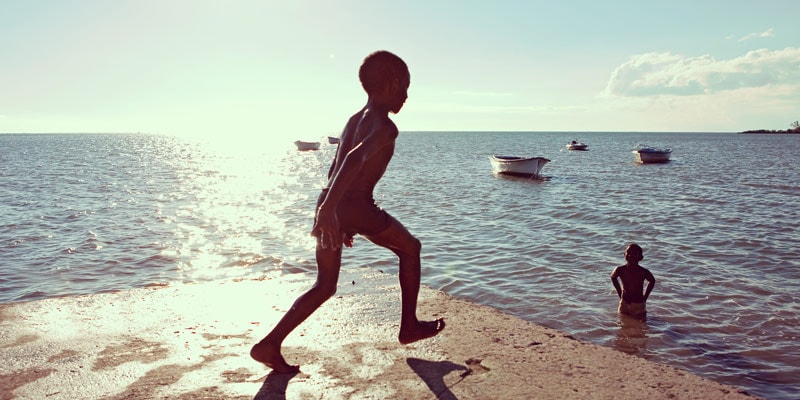 mauritius-children-jumping-in-water