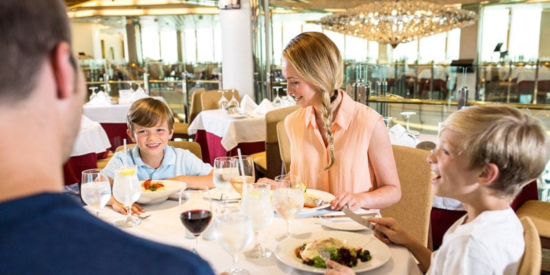 family-dining-at-restaurant-on-tui-thompson-discovery-cruise-ship