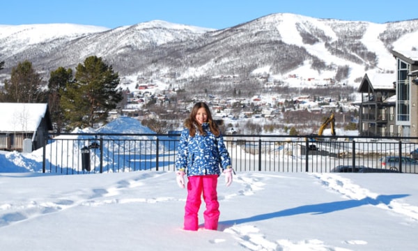 scarlett-in-snow-at-geilo-norway-ski-lodge