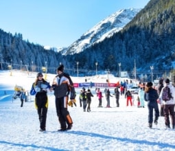crowd-of-skiiers-in-snow-at-bankso-bulgaria