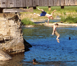 vermont-usa-kids-jumping-off-bridge-into-water