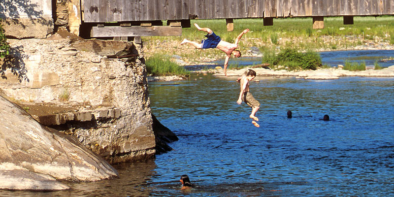 vermont-usa-kids-jumping-off-bridge-into-water