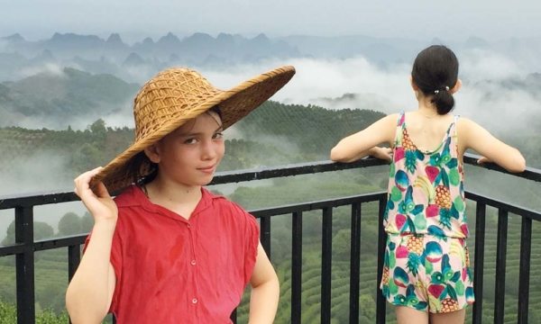 Two young girls at_a_Tea_Plantation_near_MtXianggong