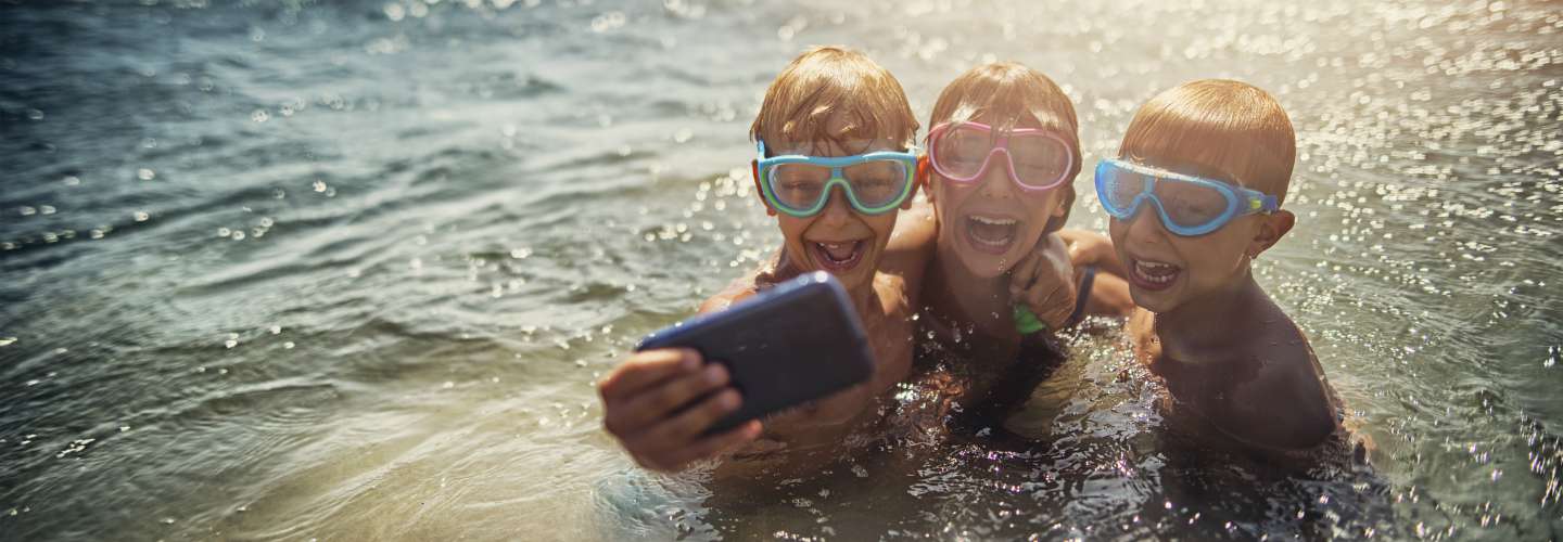 kids selfie sea feature image