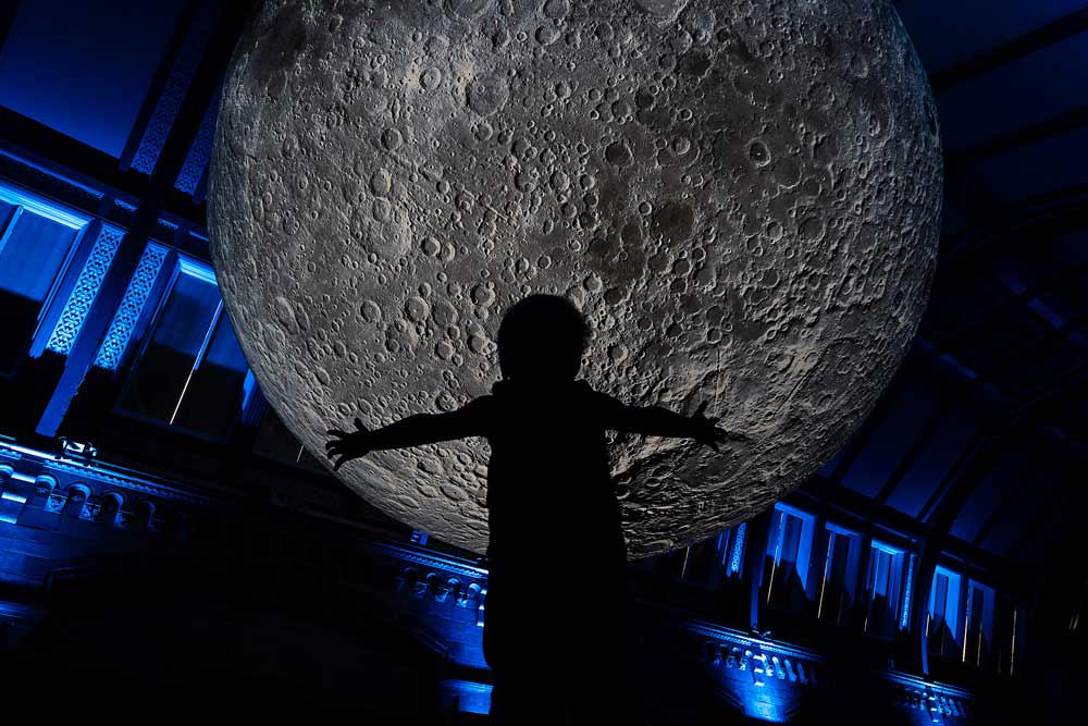 Young-visitor-Austin,-aged-4,-in-the-shadow-of-Museum-of-the-Moon-at-NHM_0066