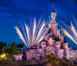 single-parent-holidays-disneyland-paris-cinderellas-castle-at-night-with-fireworks