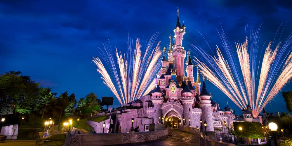 single-parent-holidays-disneyland-paris-cinderellas-castle-at-night-with-fireworks