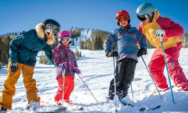 Family-ski-winter-park