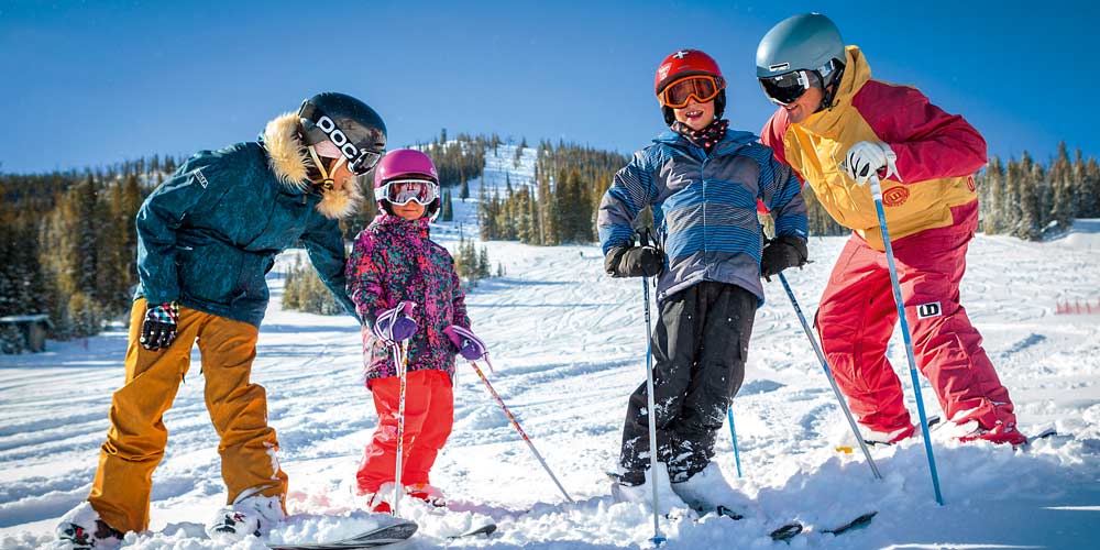 Family-ski-winter-park