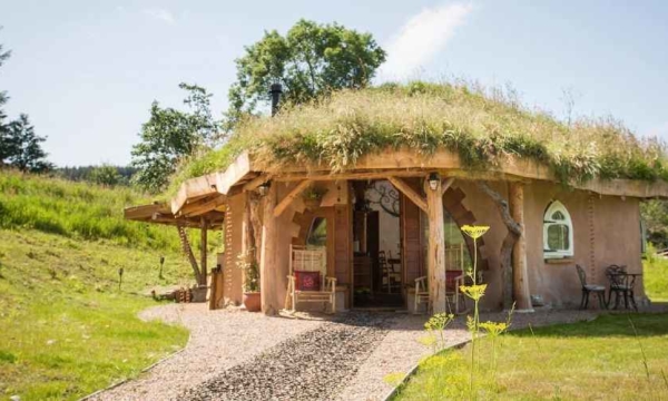 airbnb Hobbit House